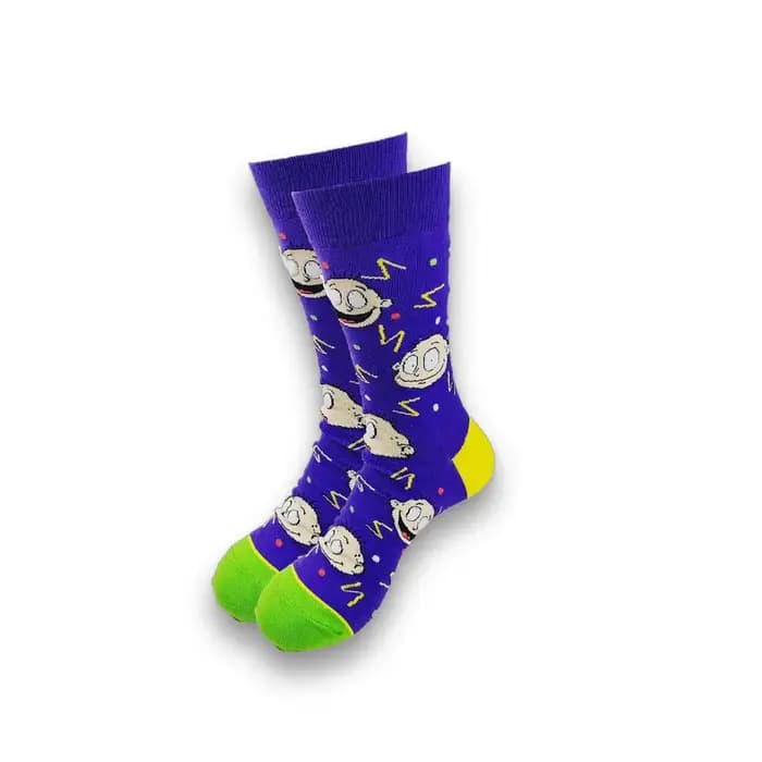 Production avancée de chaussettes pour hommes avec des motifs mignons de conception nouvelle.