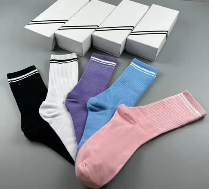 5 paires de chaussettes de yoga pour femmes, chaussettes de sport en coton à tube moyen, confortables, amortissantes, style classique, extensibles, anti-transpiration, pour toutes les saisons