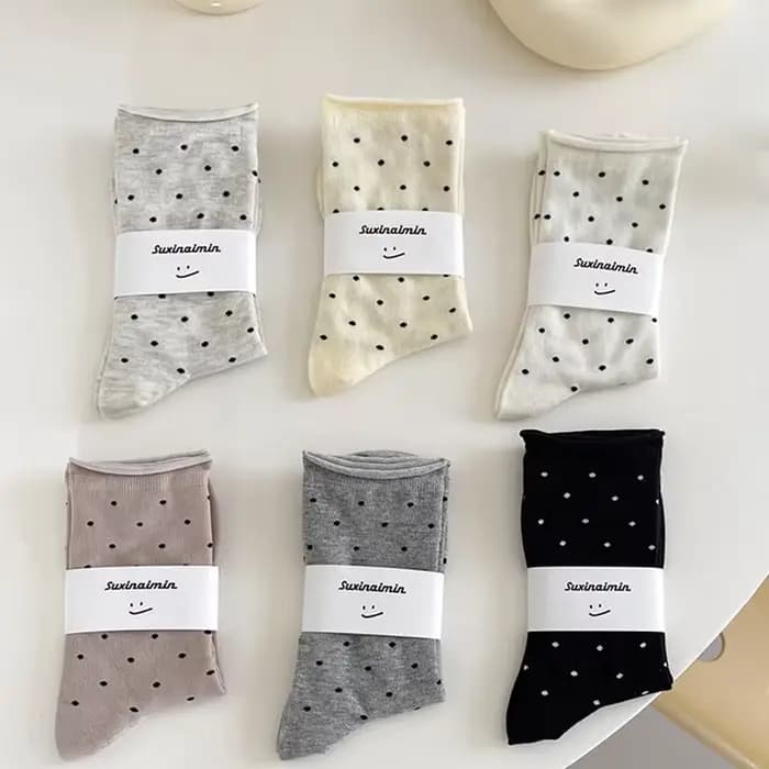 Chaussettes fines vintage crème à bords bouclés pour femmes